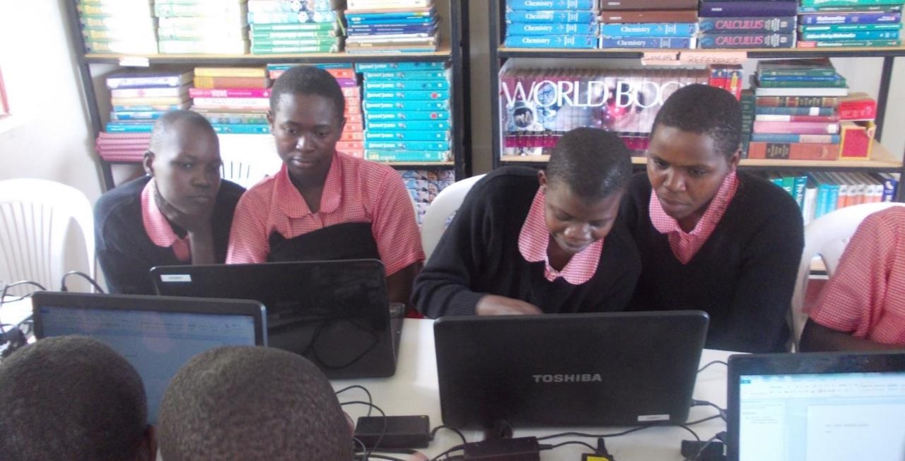 JAMS students sharing computers