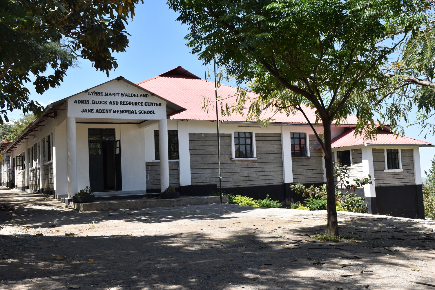 JAMS Resource Center houses the library, computer library, meeting rooms, and teachers' offices